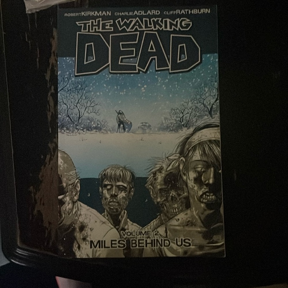 THE WALKING DEAD VOLUME 2 MILES BEHIND US COMIC BOOK